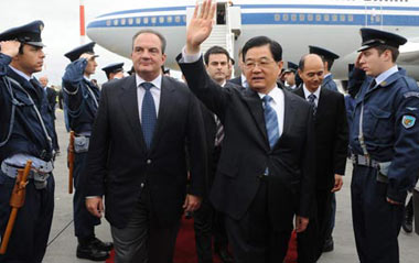 Chinese President Hu Jintao (R, front) is welcomed by Greek Prime Minister Costas Karamanlis upon his arrival in Athens, capital of Greece, on Nov. 24, 2008. Hu Jintao arrived in Athens Monday for a state visit.