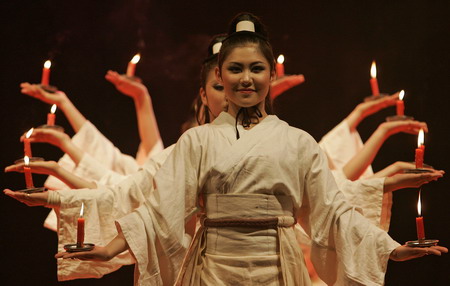 Chinese acrobats perform during an India-China cultural exchange programme in the eastern Indian city of Kolkata November 24, 2008. The programme was organised by the Indian council for cultural relations and embassy of the People's Republic of China to strengthen the cultural bonds between the two countries. 