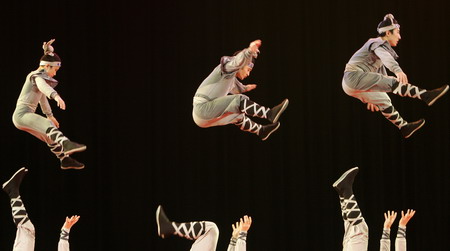 Chinese acrobats perform during an India-China cultural exchange programme in the eastern Indian city of Kolkata November 24, 2008. The programme was organised by the Indian council for cultural relations and embassy of the People's Republic of China to strengthen the cultural bonds between the two countries. 