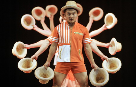 Chinese acrobats perform during an India-China cultural exchange programme in the eastern Indian city of Kolkata November 24, 2008. The programme was organised by the Indian council for cultural relations and embassy of the People's Republic of China to strengthen the cultural bonds between the two countries. 