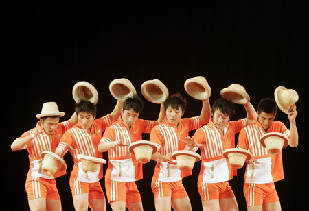 Chinese acrobats perform during an India-China cultural exchange programme in the eastern Indian city of Kolkata November 24, 2008. The programme was organised by the Indian council for cultural relations and embassy of the People's Republic of China to strengthen the cultural bonds between the two countries. 