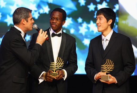 China's former Olympic hurdling champion Liu Xiang (R) and Beijing Olympic hurdling champion Dayron Robles (C) from Cuba talk to the host after receiving the Performance of the Year Trophy for 2006 and Performance of the Year for 2008 respectively during the IAAF World Athletic Gala in Monte Carlo November 23, 2008. Liu Xiang received the award on Sunday as he was not able to attend the World Athletic Gala in 2006. 