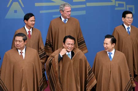 (Front row from L to R) Indonesian President Susilo Bambang Yudhoyono, Japanese Prime Minister Taro Aso, South Korean President Lee Myung-bak, (rear row from L to R) Thai Prime Minister Somchai Wongsawat, U.S. President George W. Bush and Vietnamese President Nguyen Minh Triet pose for group photos of the 16th Economic Leaders' Meeting of the Asia-Pacific Economic Cooperation (APEC), in Lima, capital of Peru, Nov. 23, 2008. 