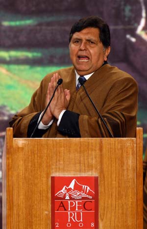  Peruvian President Alan Garcia speaks at a ceremony to deliver the declaration of the 16th Economic Leaders' Meeting of the Asia-Pacific Economic Cooperation (APEC), in Lima, capital of Peru, Nov. 23, 2008. Leaders from APEC member economies on Sunday vowed to boost regional economic integration and food security, and to combat climate change and corruption, in a declaration issued after a two-day meeting in Lima.