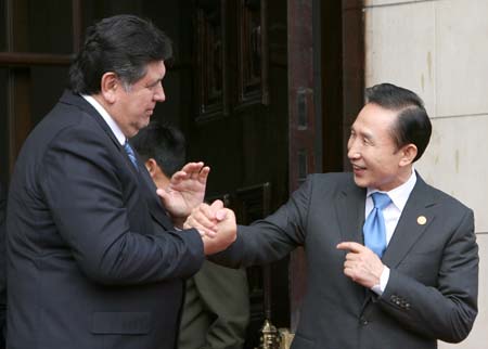 South Korean President Lee Myung-bak (R) is seen off by Peruvian President Alan Garcia at the Peruvian presidential palace after the conclusion of the 16th Economic Leaders' Meeting of the Asia-Pacific Economic Cooperation (APEC), in Lima, capital of Peru, Nov. 23, 2008. The 16th APEC Economic Leaders' Meeting concluded on Sunday as leaders from APEC member economies vowed to boost regional economic integration and food security, and to combat climate change and corruption, in a declaration issued after the two-day meeting in Lima. 