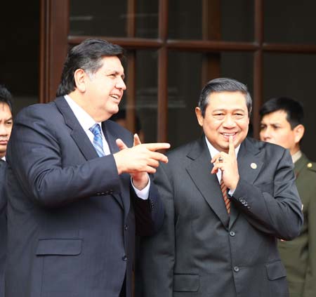 Indonesian President Susilo Bambang Yudhoyono (R) is seen off by Peruvian President Alan Garcia at the Peruvian presidential palace after the conclusion of the 16th Economic Leaders' Meeting of the Asia-Pacific Economic Cooperation (APEC), in Lima, capital of Peru, Nov. 23, 2008. The 16th APEC Economic Leaders' Meeting concluded on Sunday as leaders from APEC member economies vowed to boost regional economic integration and food security, and to combat climate change and corruption, in a declaration issued after the two-day meeting in Lima.