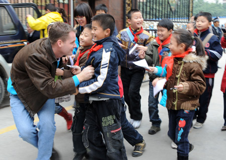 Scott Whoolery (L), an expert from the United Nations Children&apos;s Fund (UNICEF), plays with kids at a child friendship home, part of the children&apos;s protection program to quake-hit Sichuan, in Jiangyou, southwest China&apos;s Sichuan Province Nov. 23, 2008. 