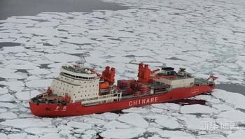 The Snow Dragon Expedition Vessel is making efforts to break through thick ice and move forward.