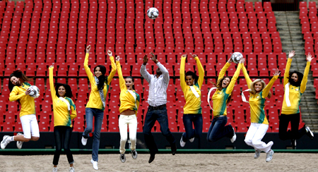 (L-R) Miss New Zealand Kahurangi Julia Taylor, Miss Egypt Sanaa Ismail Hamed, Miss World Zilin Zhang of China, Miss Brazil Tamara Almeida Silva, former South African international soccer player Lucas Radebe, Miss South Africa Tansey Coetzee, Miss Italy Claudia Russo, Miss United States Mercia Lane Lindell and Miss Spain Patricia Yurena Rodriguez Alonjo pose at Ellis Park stadium as they represent their countries which will compete in the 2009 FIFA Confederation Cup in Johannesburg, November 20, 2008. 