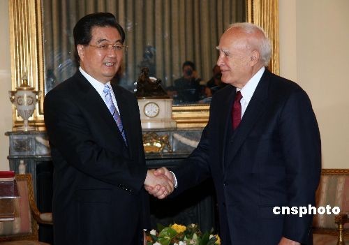 Visiting Chinese President Hu Jintao and his Greek counterpart Karolos Papoulias agreed on Monday to lift the bilateral comprehensive strategic partnership to a new height. 