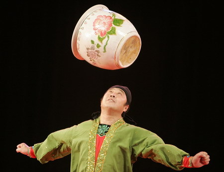 A Chinese acrobat performs during an India-China cultural exchange programme in the eastern Indian city of Kolkata November 24, 2008. The programme was organised by the Indian council for cultural relations and embassy of the People's Republic of China to strengthen the cultural bonds between the two countries. [Agencies]