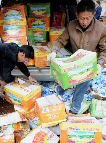About 12 tons of baby formula that were seized and recalled in the Sanlu milk powder contamination scandal are destroyed in Kunming, on November 20, 2008. [Photo from www.shxb.net]