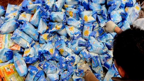 About 12 tons of Sanlu milk powder that were seized and recalled in the Sanlu milk powder contamination scandal are destroyed in Kunming, on November 20, 2008. [Photo from www.shxb.net] 