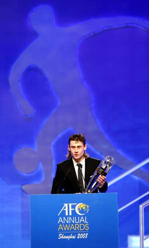 Server Djeparov of Uzbekistan delivers a speech with his trophy after winning the Asian Football Confederation (AFC) Player of the Year award in Shanghai, east China, Nov. 25, 2008. [Xinhua] 