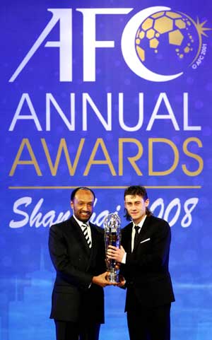Server Djeparov (R) of Uzbekistan receives the trophy from AFC Chairman Mohamed bin Hammam (L) after winning the Asian Football Confederation Player of the Year award in Shanghai, east China, Nov. 25, 2008. [Xinhua]