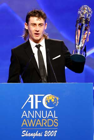 Server Djeparov of Uzbekistan delivers a speech with his trophy after winning the Asian Football Confederation (AFC) Player of the Year award in Shanghai, east China, Nov. 25, 2008. [Xinhua]
