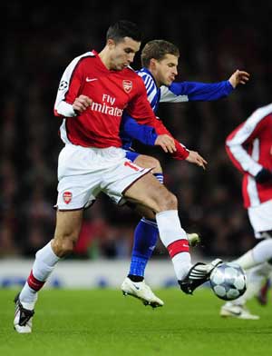 Arsenal's Robin Van Persie (L) challenges Dynamo Kiev's Olexandr Aliyev during their Champions League soccer match at the Emirates stadium in London Nov. 25, 2008. [Xinhua/Reuters]