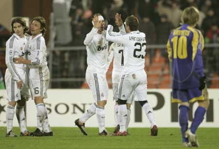 Real Madrid players celebrate their victory against BATE after their Champions League soccer match at the Dinamo stadium in Minsk Nov. 25 2008. [Xinhua/Reuters] 