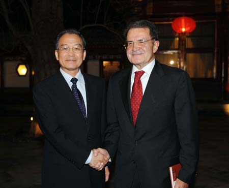 Chinese Premier Wen Jiabao (L) meets with Romano Prodi, former president of European Commission and former prime minister of Italy, in Diaoyutai State Guesthouse, Beijing, capital of China, Nov. 25, 2008.