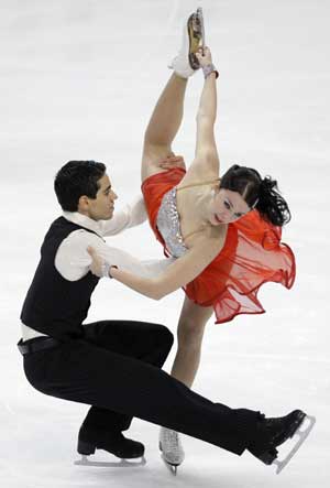 Italy's Anna Cappelini (R) and Luca Lanotte perform in the Ice Dancing Original Dance during the ISU Grand Prix of Figure Skating Cup of Russia in Moscow Nov. 22, 2008. 