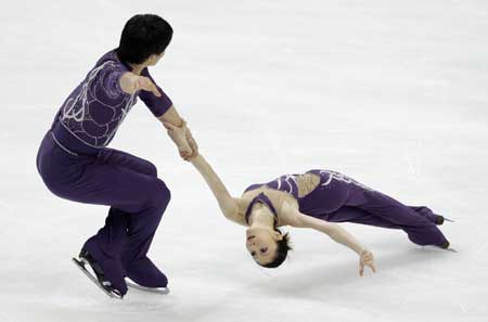 China's Zhang Dan (R) and Zhang Hao compete in the pairs free programme at the ISU Grand Prix of Figure Skating Cup of Russia in Moscow Nov. 22, 2008.