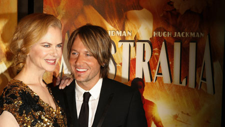 Actress Nicole Kidman arrives with husband, Keith Urban, for the premiere of the film 'Australia' in New York November 24, 2008. 