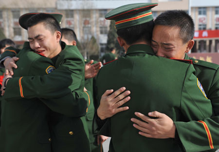 Ex-servicemen bid farewell to their companions after completing their military service in Yinchuan, Northwest China&apos;s Ningxia Hui Autonomous Region, November 25, 2008. 