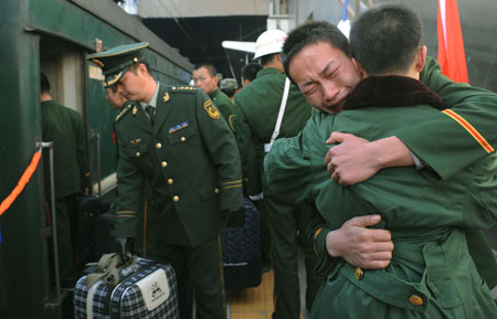 Ex-servicemen bid farewell to their companions after completing their military service, at a railway station in Taiyuan, North China&apos;s Shanxi province November 25, 2008. 