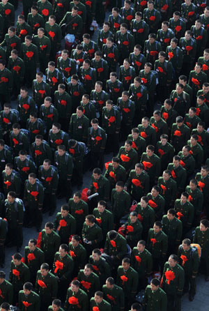 Ex-servicemen who completed their military service attend a ceremony before leaving the army in Yinchuan, Northwest China&apos;s Ningxia Hui Autonomous Region, November 25, 2008. 