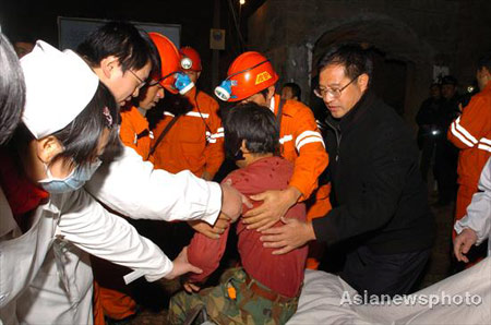 Rescuers lay a miner on the stretcher after he was rescued from a tungsten mine accident site where he had been trapped for over 80 hours in Longnan County of East China's Jiangxi Province November 24, 2008. All of the four trapped miners have been rescued and sent to hospital for heath check. 