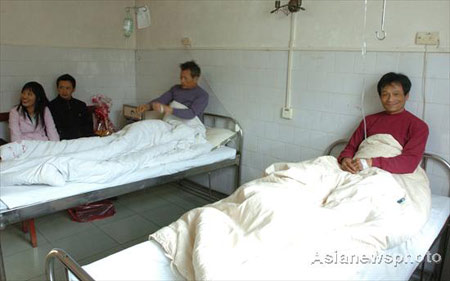 Two miners rest in hospital beds after being rescued from a tungsten mine accident site where they had been trapped for over 80 hours in Longnan County of East China's Jiangxi Province November 24, 2008. All of the four trapped miners have been rescued and sent to hospital for heath check. 