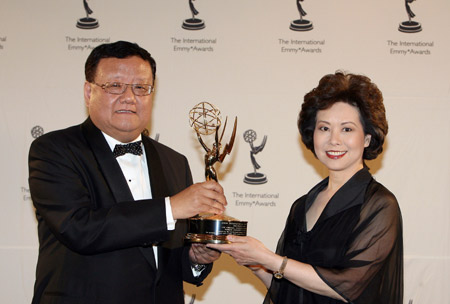 Liu Changle (L), chairman and CEO of Phoenix Satellite Television of China, holds The Directorate Award with presenter Elaine Chao (R), US Secretary of Labor, at the 36th International Emmy Awards in New York, Nov. 24, 2008. 