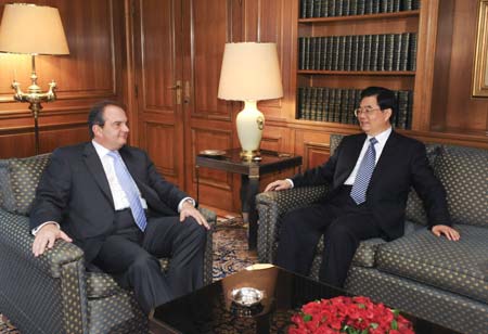 Chinese President Hu Jintao (R) meets with Greek Prime Minister Costas Karamanlis in Athens, capital of Greece, Nov. 25, 2008. 