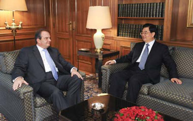 Chinese President Hu Jintao (R) meets with Greek Prime Minister Costas Karamanlis in Athens, capital of Greece, Nov. 25, 2008.