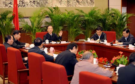 Chinese Premier Wen Jiabao (C) holds in-depth talks with top economists to discuss the current economic situation and the country's macro controls amid government efforts to steer the economy out of trouble against a background of global turmoil in Beijing, capital of China Nov. 20, 2008. The premier held talks with specialists in a wide range of fields at the Zhongnanhai leadership compound in downtown Beijing on Nov. 20 and again on Nov. 25.[Xinhua]