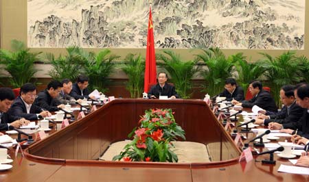 Chinese Premier Wen Jiabao (C) holds in-depth talks with entrepreneurs to discuss the current economic situation and the country's macro controls amid government efforts to steer the economy out of trouble against a background of global turmoil in Beijing, capital of China Nov. 25, 2008. The premier held talks with specialists in a wide range of fields at the Zhongnanhai leadership compound in downtown Beijing on Nov. 20 and again on Nov. 25.[Xinhua]