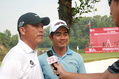 China's pairing of Zhang Lianwei (L) and Liang Wenchong will carry high hopes for a local victory. Scotland's defence of the Omega Mission Hills World Cup in China begins on Thursday with Colin Montgomerie and Alastair Forsyth looking to become the first team to retain the title in eight years. [China.org.cn]
