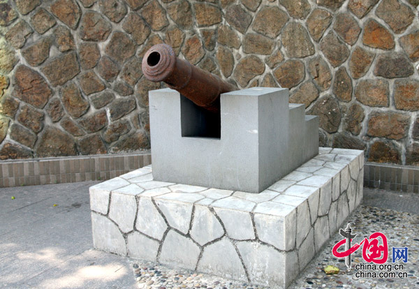  An ancient gun emplacement at the border between Hong Kong and the Chinese mainland. [Yang Nan/China.org.cn]