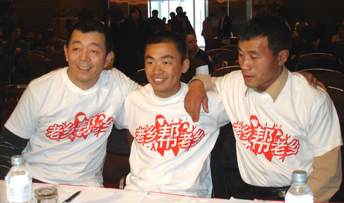 Zhang Xiaohu (right), together with director Gu Changwei (left) and movie star Wang Baoqiang (middle) are posing for photos at the launch ceremony of a HIV/AIDS prevention campaign targeting migrant workers in Beijing on November 25, 2008. [Wang Zhiyong/China.org.cn]