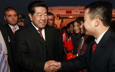 Jia Qinglin (Front,L), chairman of the National Committee of the Chinese People's Political Consultative Conference (CPPCC), is welcomed upon his arrival at the airport in Ankara, capital of Turkey, Nov. 26, 2008. Jia started an official goodwill visit to Turkey on Wednesday.