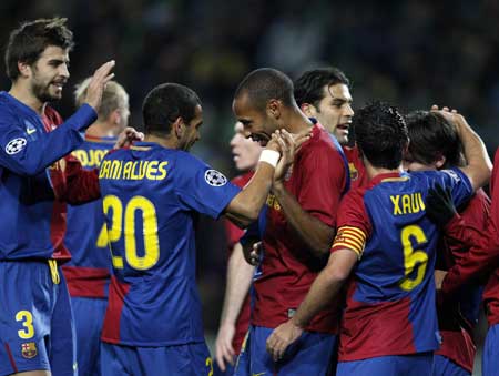 Barcelona's players celebrate a goal against Sporting during their Champions League soccer match at Alvalade stadium in Lisbon November 26, 2008. [Xinhua/Reuters] 