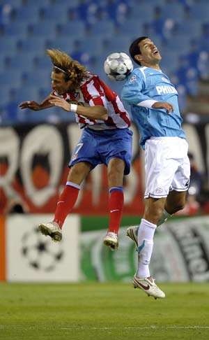 Ateltico Madrid's Diego Forlan (L) and PSV Eindhoven's Francisco Rodriguez head the ball during their Champions League soccer match at Vicente Calderon stadium in Madrid November 26, 2008.[Xinhua/Reuters]