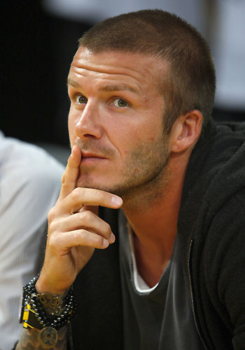 Los Angeles Galaxy soccer player David Beckham watches the NBA basketball game between the Los Angeles Lakers and the Portland Trail Blazers in Los Angeles, October 28, 2008. [Agencies]