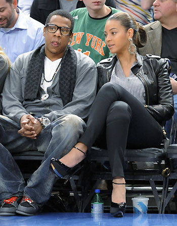 Jay-Z and his wife Beyonce Knowles watch the New York Knicks play the Cleveland Cavaliers in the third quarter of their NBA basketball game at Madison Square Garden in New York, November 25, 2008. [Agencies]
