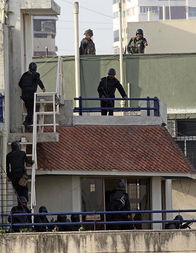 Indian National Security Guard (NSG) commandos are seen on the roof of a Jewish centre in Mumbai. Indian commandos were dropped by helicopter onto the roof of a Jewish centre in Mumbai, where suspected Islamist militants are holding at least 10 Israelis.[REUTERS/Xinhua]