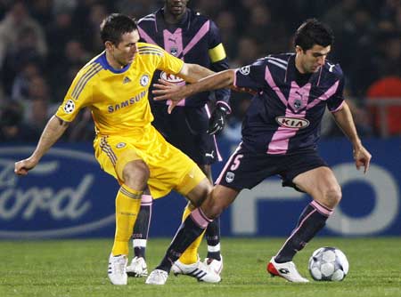 Fernando (R) of Bordeaux fights for the ball with Franck Lampard (L) of Chelsea during their Champions League soccer match at the Chaban Delmas stadium in Bordeaux, southwestern France, Nov. 26, 2008. 