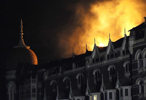 Smoke rises from the Taj Hotel in Mumbai November 27, 2008. Gunmen killed at least 101 people in a series of attacks in India's financial capital Mumbai and troops began moving into one of two five-star hotels on Thursday where Western hostages were being held, local television said.