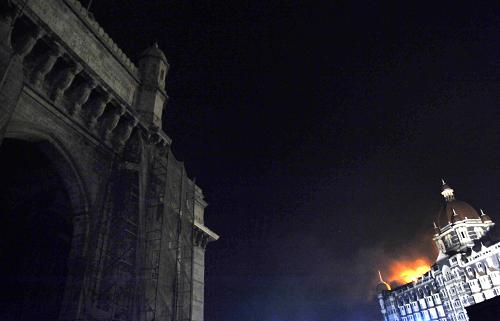 Smoke rises from the Taj Hotel in Mumbai November 27, 2008. Gunmen killed at least 101 people in a series of attacks in India's financial capital Mumbai and troops began moving into one of two five-star hotels on Thursday where Western hostages were being held, local television said. 