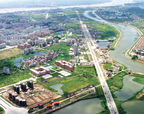 A file photo of the Pearl River Delta. Guangdong's relatively clean inland areas will face a growing threat from pollution if environmental problems are not properly handled during the industrial transfer, a government report said on Wednesday.