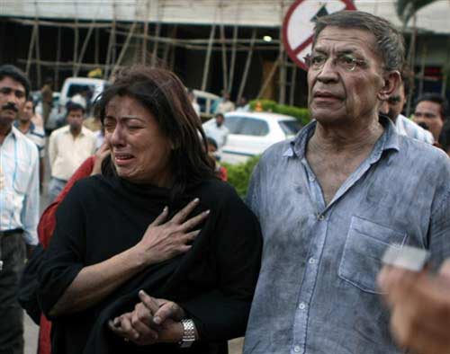 Two of the hostages freed after police stormed the Oberoi Hotel in Mumbai. [Enorth.com.cn]